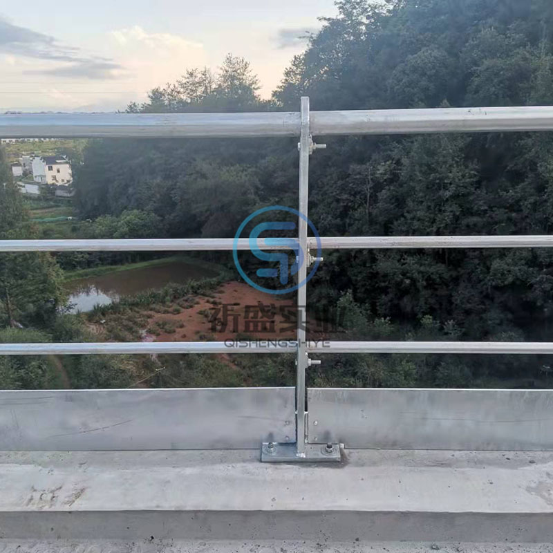 桥上钢栏杆用于铁路线路防护